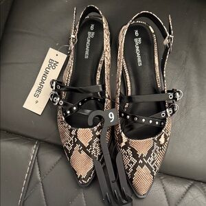 No Boundaries Women's Snakeskin Flats - Black and Brown size 9